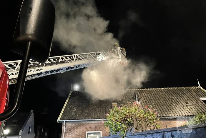 Brandweer dooft brand in schoorsteen