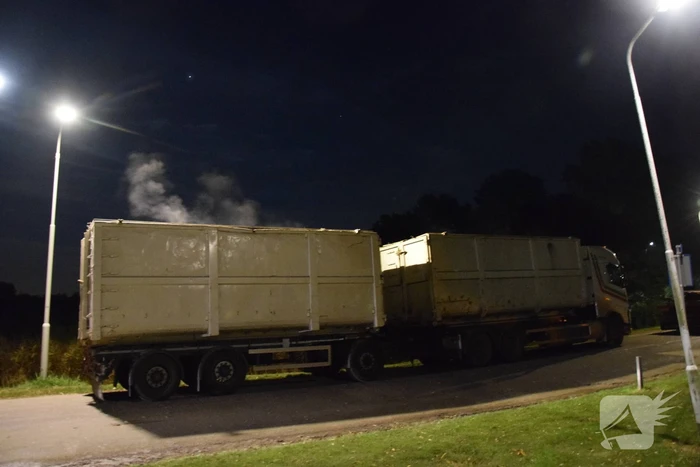 Brandweer controleert trailer van vrachtwagen door damp