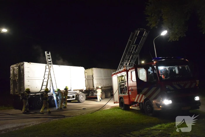 Brandweer controleert trailer van vrachtwagen door damp