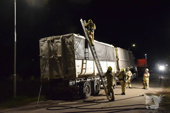 Brandweer controleert trailer van vrachtwagen door damp