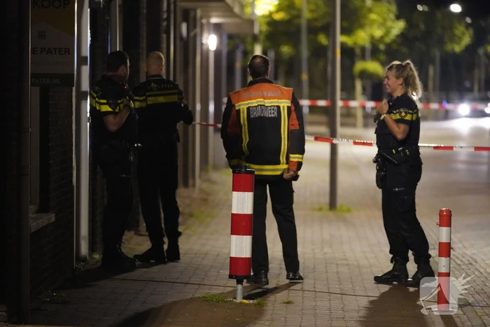 Onderhandelaar praat persoon op hoogte naar beneden