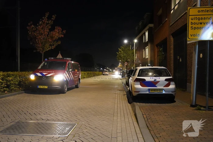Onderhandelaar praat persoon op hoogte naar beneden