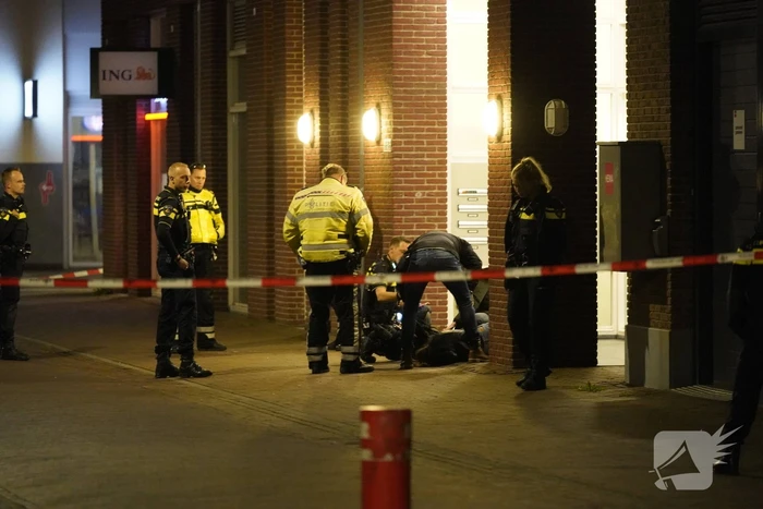 Onderhandelaar praat persoon op hoogte naar beneden