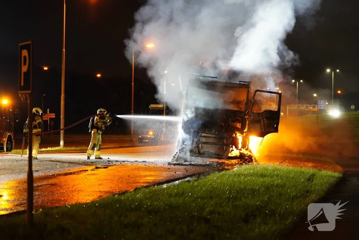 Vrachtwagencabine volledig uitgebrand