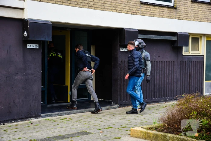 Man met verward gedrag door arrestatieteam uit flatwoning gehaald
