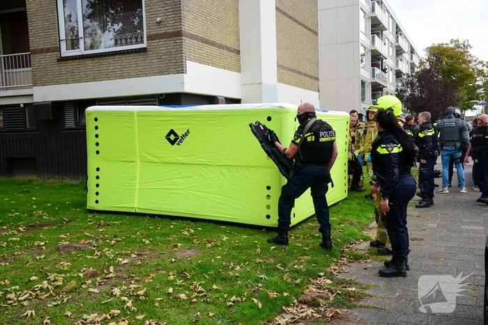 Man met verward gedrag door arrestatieteam uit flatwoning gehaald