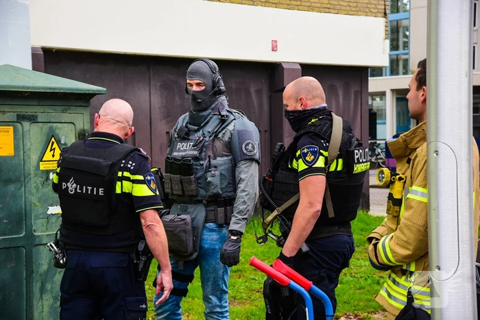 Man met verward gedrag door arrestatieteam uit flatwoning gehaald