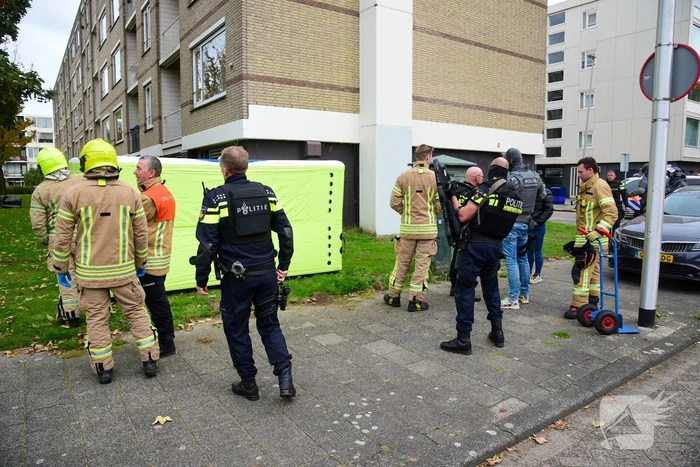 Man met verward gedrag door arrestatieteam uit flatwoning gehaald