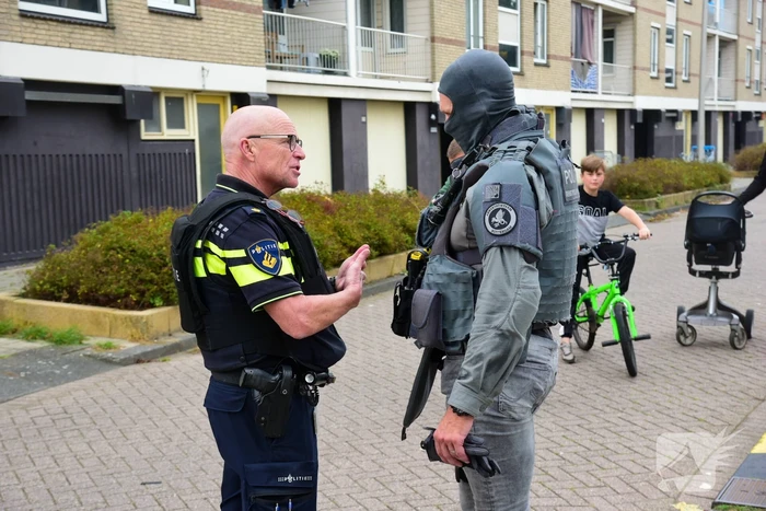 Man met verward gedrag door arrestatieteam uit flatwoning gehaald