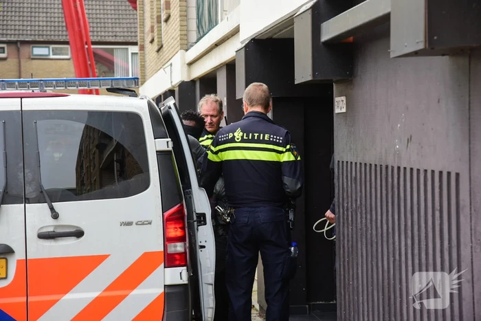 Man met verward gedrag door arrestatieteam uit flatwoning gehaald