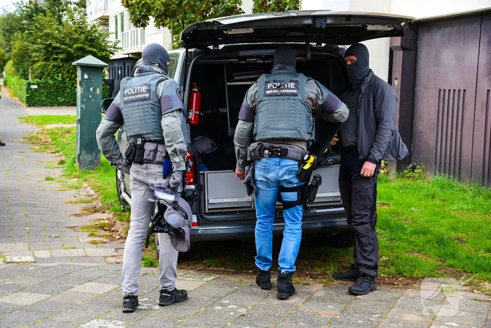 Man met verward gedrag door arrestatieteam uit flatwoning gehaald