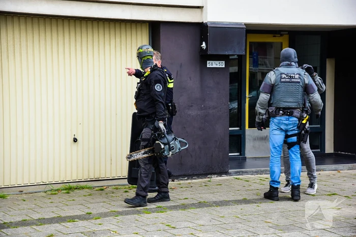 Man met verward gedrag door arrestatieteam uit flatwoning gehaald
