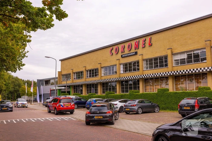 Decoratie-auto Coronel Lasergames rolt naar beneden, drie gewonden