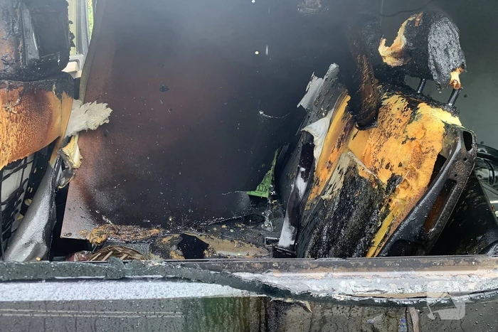 Bestelbus uitgebrand door waxinekaars om eten warm te houden