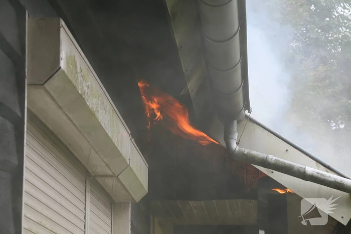 Hevige brand in voormalig clubgebouw van schaatsbaan