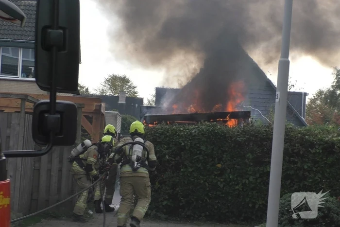 Veel rook door uitslaande brand in schuur