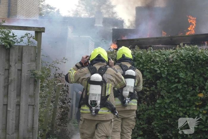 Veel rook door uitslaande brand in schuur