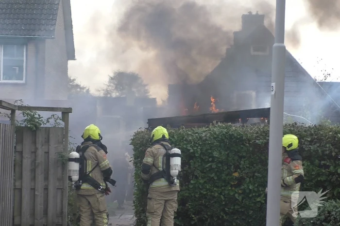 Veel rook door uitslaande brand in schuur