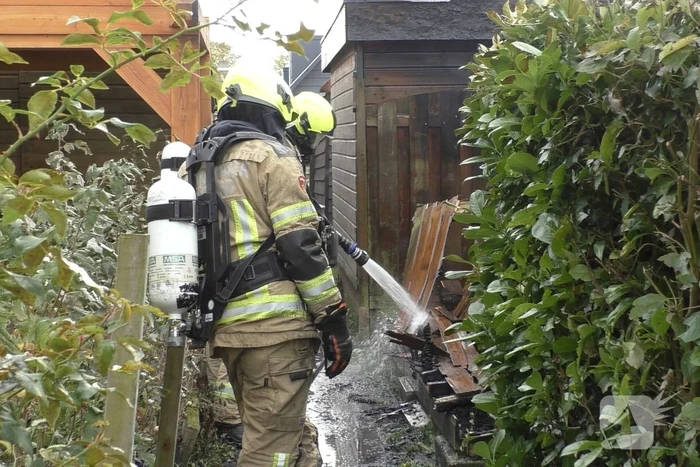Veel rook door uitslaande brand in schuur