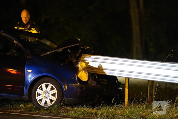 Personenauto botst frontaal tegen vangrail