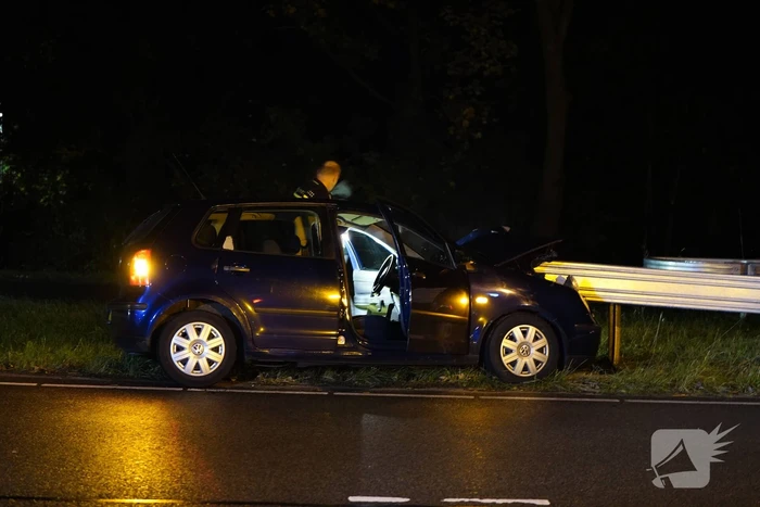 Personenauto botst frontaal tegen vangrail