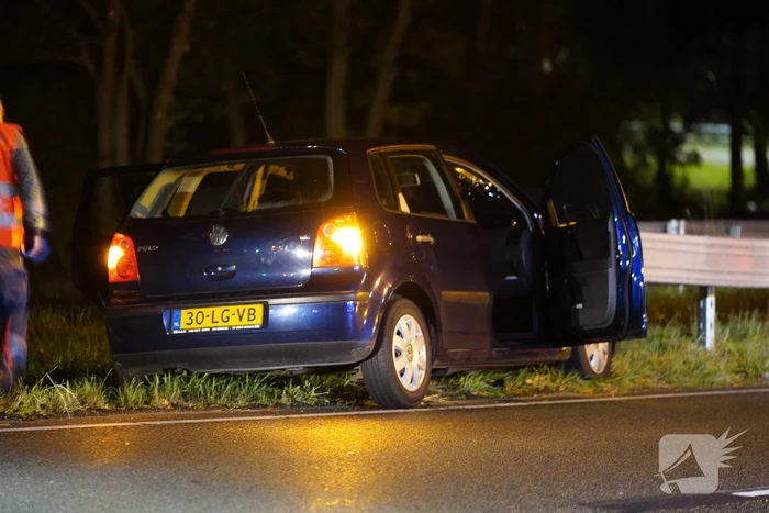 Personenauto botst frontaal tegen vangrail