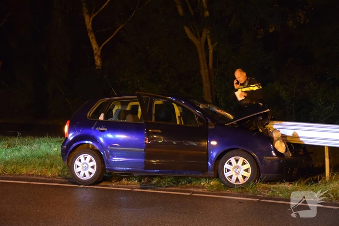 Personenauto botst frontaal tegen vangrail