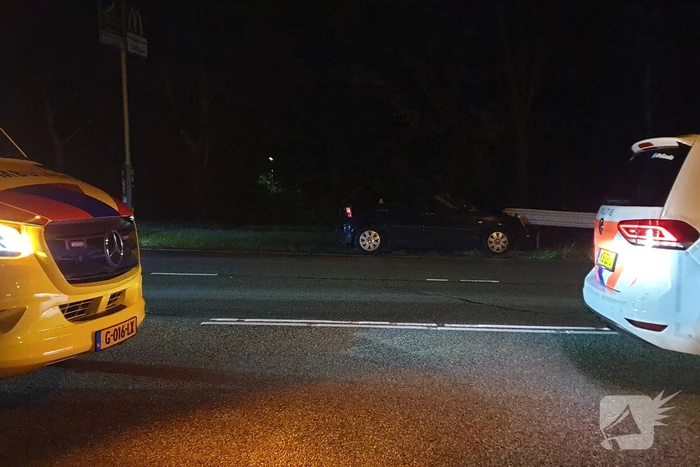 Personenauto botst frontaal tegen vangrail
