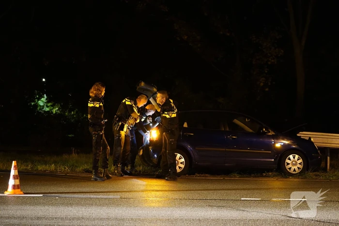 Personenauto botst frontaal tegen vangrail