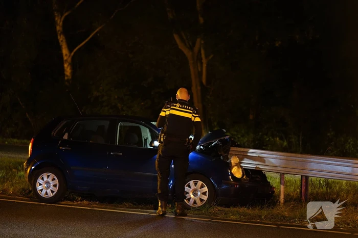 Personenauto botst frontaal tegen vangrail