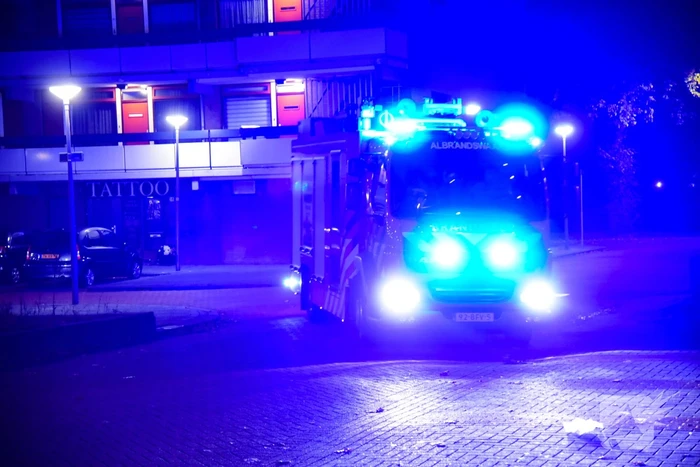 Vuurwerk zet oude supermarkt vol rook
