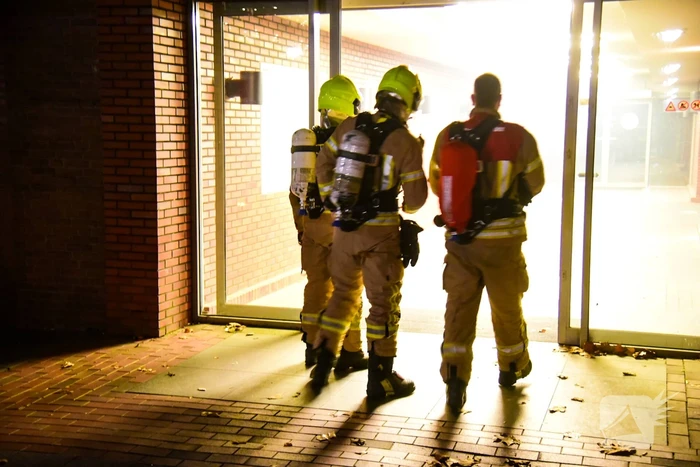 Vuurwerk zet oude supermarkt vol rook
