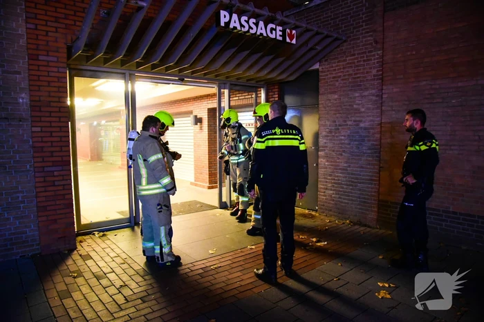 Vuurwerk zet oude supermarkt vol rook