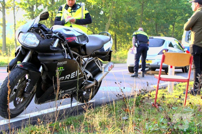 Motorrijder botst achterop personenauto