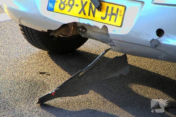 Motorrijder botst achterop personenauto