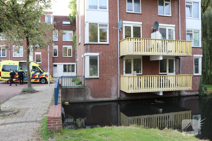 Persoon springt van balkon af in sloot