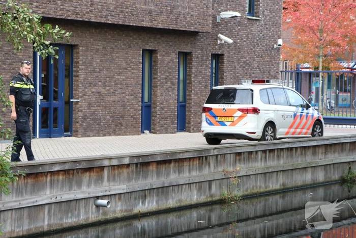 Persoon springt van balkon af in sloot
