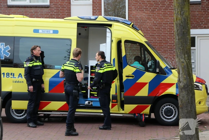 Persoon springt van balkon af in sloot