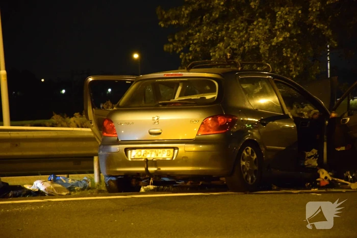 Auto botst op tankwagen na negeren stopteken