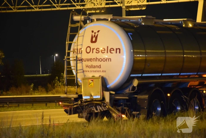 Auto botst op tankwagen na negeren stopteken