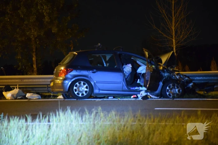 Auto botst op tankwagen na negeren stopteken