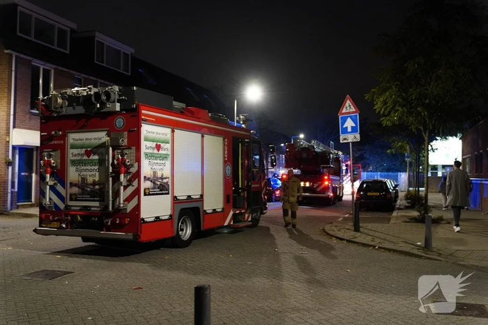 Brandweer blust brand in woning
