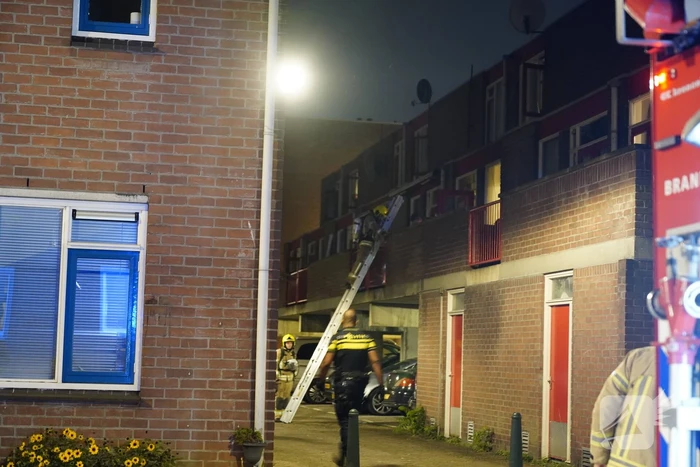 Brandweer blust brand in woning