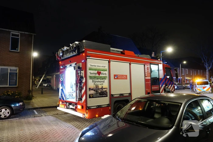 Brandweer blust brand in woning
