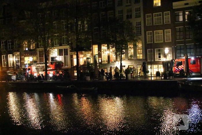 Brandweer blust brand in hotel Ambassade