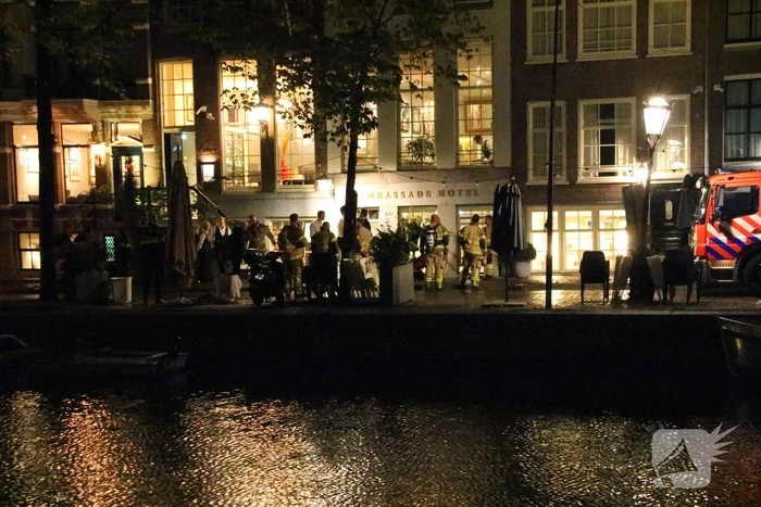 Brandweer blust brand in hotel Ambassade