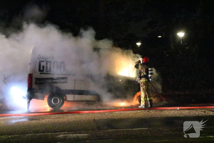 Brandweer blust brand in bestelbus