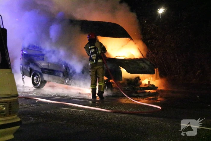 Brandweer blust brand in bestelbus