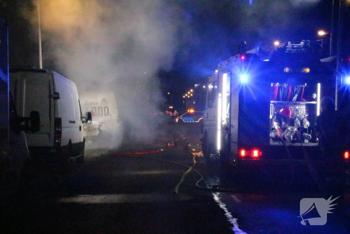 Brandweer blust brand in bestelbus