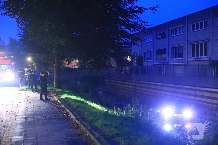 Buurman haalt buurman uit auto te water